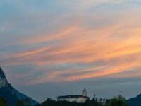 Orangeleuchtende Wolkenwischer über Schloß Hohenaschau